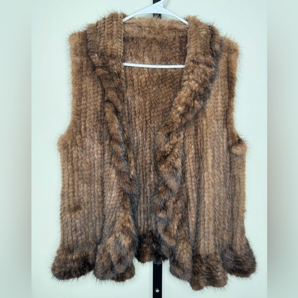 Hand-Knit Fur Vest - Luxurious Craftsmanship Meets Unique Style - Picture 1 of 2
